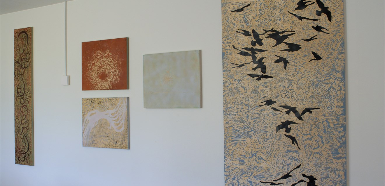 Flere mindre malerier, bl.a. af fugle