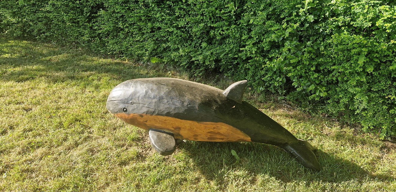 Træskulptur, der forestiller et marsvin